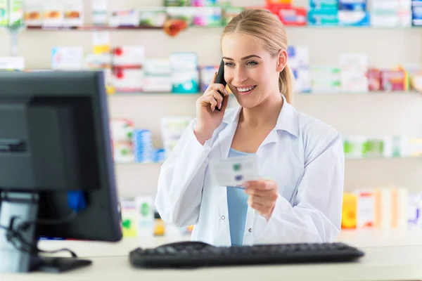 Kvinnliga farmaceut leende — Stockfoto