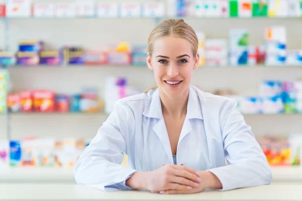 Kvinnliga farmaceut leende — Stockfoto