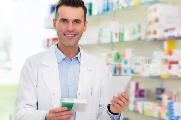 Фармацевт заповнює рецепт в аптеці — стокове фото