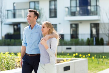 Çift modern yerleşim bölgesinde
