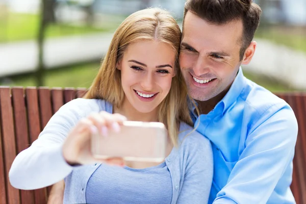 Casal tirando selfie — Fotografia de Stock