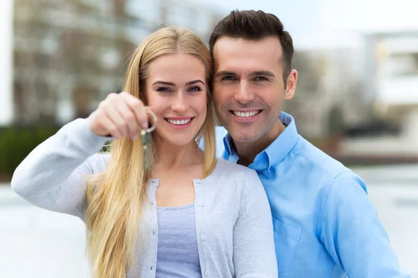 Paar behält Schlüssel für neues Zuhause — Stockfoto