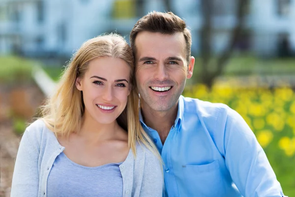Paar lächelt im Freien — Stockfoto