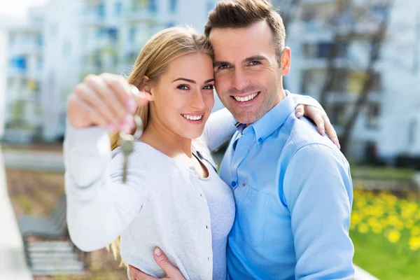 Couple holdibg keys to new home — Stock Photo, Image