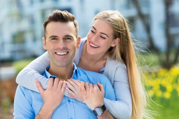 Pareja en zona residencial moderna — Foto de Stock