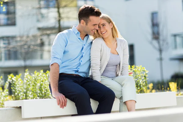 Casal na área residencial moderna — Fotografia de Stock