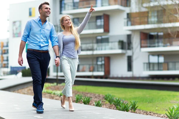 Casal na área residencial moderna — Fotografia de Stock