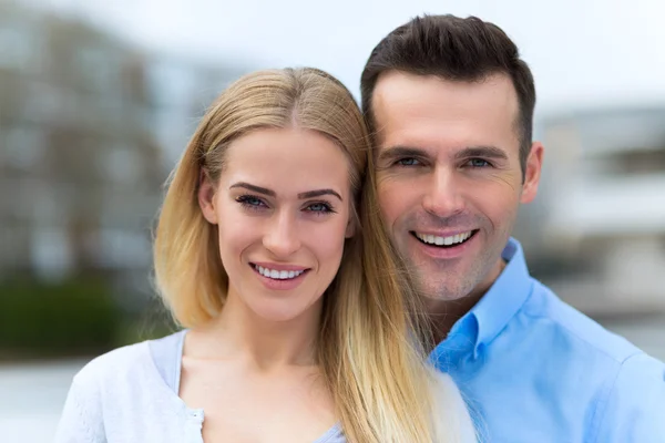 Casal sorrindo ao ar livre — Fotografia de Stock