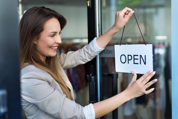 Vrouw opknoping open aanmelden deur — Stockfoto