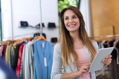 butik sahibi dijital tablet kullanıyor