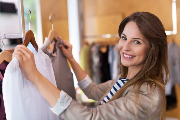 Assistente de vendas na loja de roupas — Fotografia de Stock