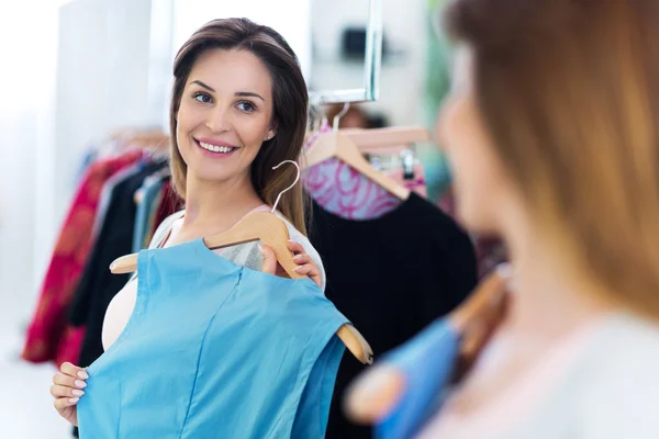 Mulher fazendo compras em uma boutique de roupas — Fotografia de Stock