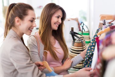 iki kadın bir butik alışveriş