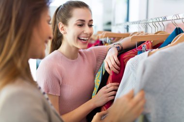 iki kadın bir butik alışveriş