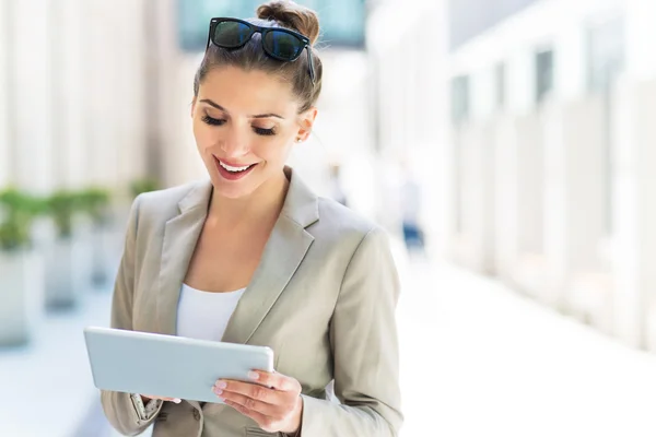 Mujer joven atractiva usando tableta digital —  Fotos de Stock