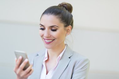 Genç işkadını onun smartphone kullanarak