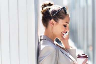 Genç işkadını onun smartphone kullanarak