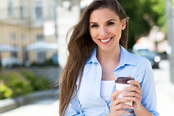 Empresaria sosteniendo café al aire libre — Foto de Stock