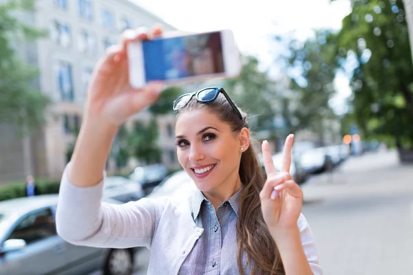 Mujer tomando fotos afuera — Foto de Stock