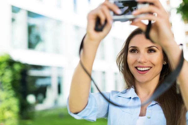 Mujer tomando fotos afuera — Foto de Stock
