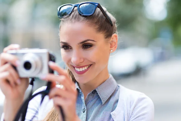 Mujer tomando fotos afuera Fotos De Stock Sin Royalties Gratis