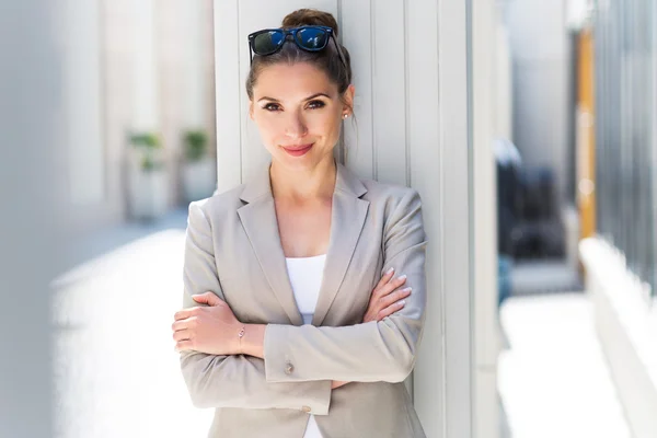 Attractive young businesswoman — Stock Photo, Image