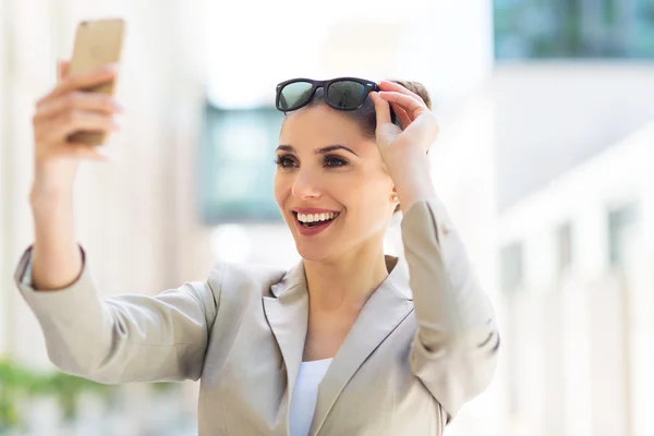 Femme avec son smartphone — Photo