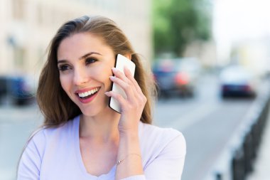 Kadın ile onun smartphone