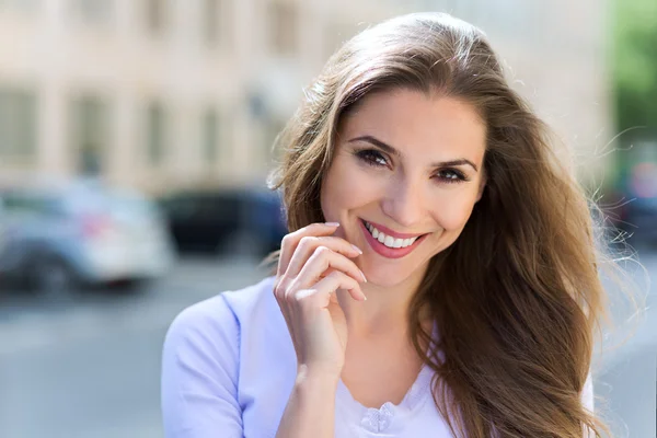 Jonge vrouw buitenshuis — Stockfoto