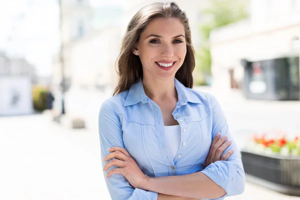 Junge Frau im Freien — Stockfoto