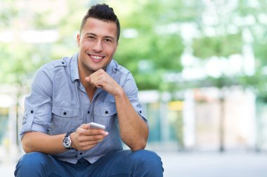 Smartphone açık havada olan genç adam