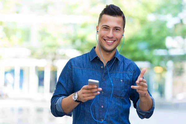 Man lyssnar på musik på mobiltelefon — Stockfoto