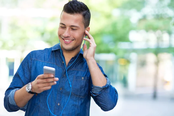 Hombre escuchando música en el teléfono móvil — Foto de Stock