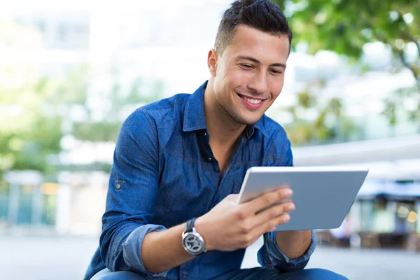 Junger Mann nutzt digitales Tablet im Freien — Stockfoto