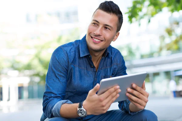 Junger Mann nutzt digitales Tablet im Freien — Stockfoto