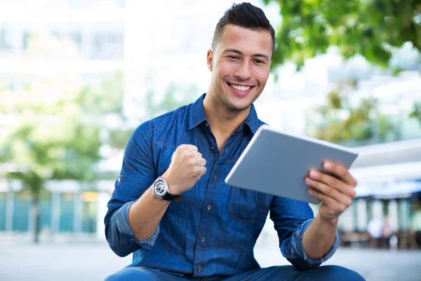 Hombre joven usando tableta digital al aire libre —  Fotos de Stock