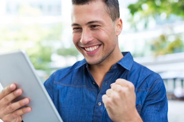 Jeune homme utilisant une tablette numérique — Photo