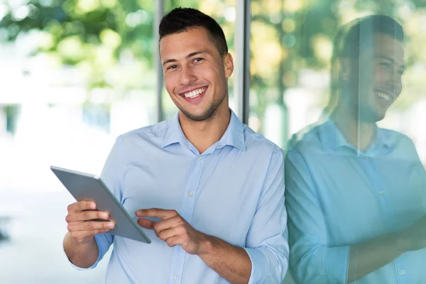 Young man using digital tablet Royalty Free Stock Photos