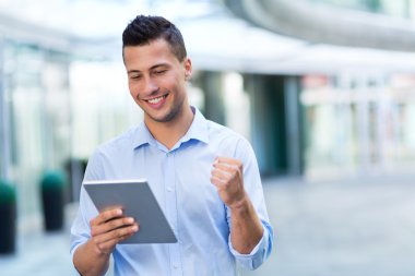 Dijital tablet kullanan genç adam