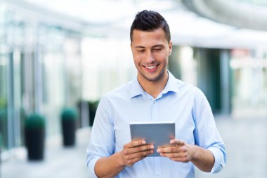 Dijital tablet kullanan genç adam