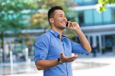 Akıllı telefondan konuşan genç adam.