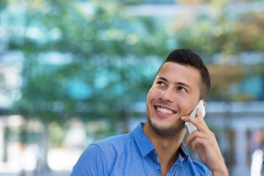 Akıllı telefondan konuşan genç adam.