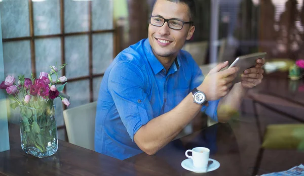 Giovane in caffetteria — Foto Stock