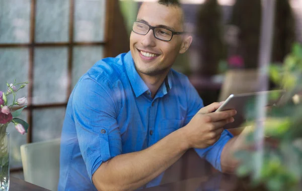 Jonge man in koffie winkel — Stockfoto