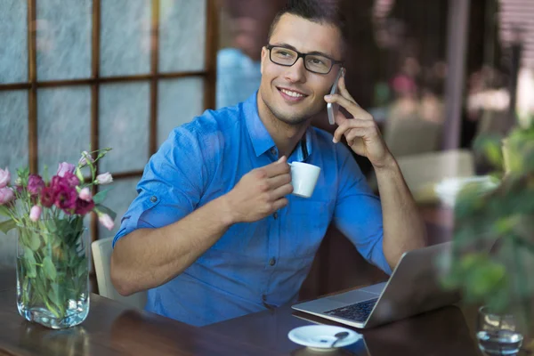 Jonge man in koffie winkel — Stockfoto