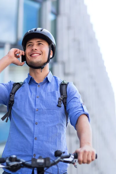 Homme vélo dans la ville — Photo