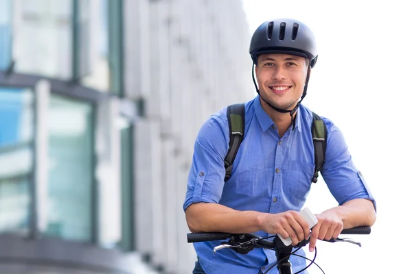 Man in de stad fietsen — Stockfoto