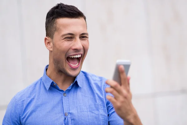 Mann schrie auf Handy ein — Stockfoto