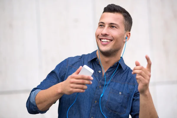 Homem ouvindo música no celular — Fotografia de Stock