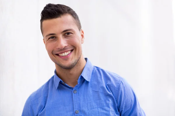 Joven sonriendo — Foto de Stock